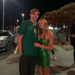 Tinker bell dress. Comes with wings. Worn once. Fits to size. Got off Amazon.